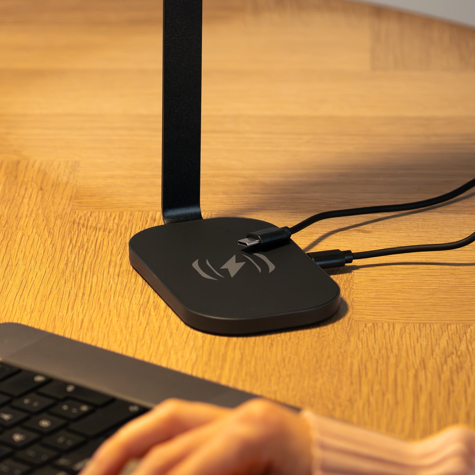 CHARGE DE:LUXE 50 - Headphone Stand with Wireless Charger
