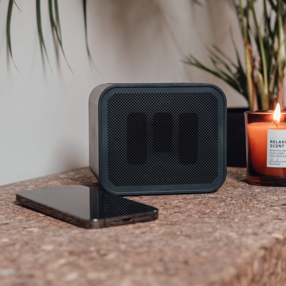 TRÅDLÖS LADDSTATION, POWERBANK OCH INBYGGD HÖGTALARE