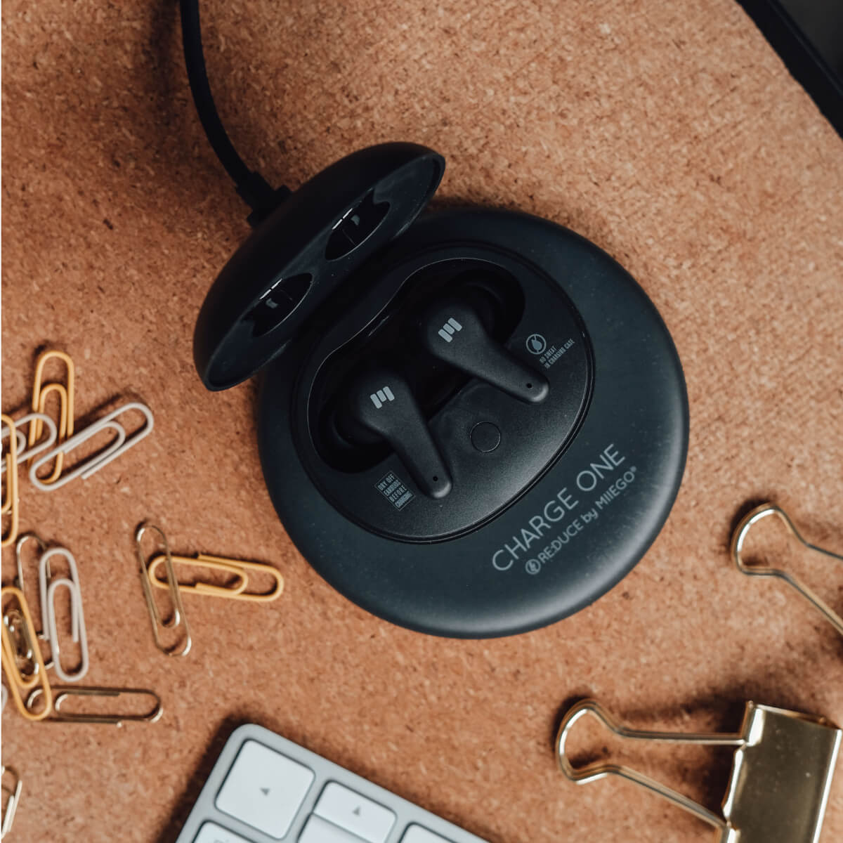 HURTIG-OPLADNING OG TRÅDLØS OPLADNING AF ETUI